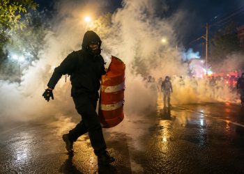 Arrestan a residente de Brooklyn acusado de amenazar a agente federal durante protesta en centro migratorio