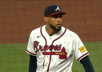 Bravos pierden a Robert Suárez por lesión; Mets despiden a Carlos Mendoza