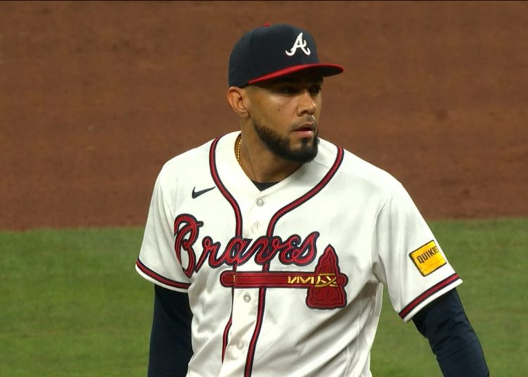 Bravos pierden a Robert Suárez por lesión; Mets despiden a Carlos Mendoza