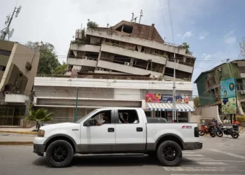 El mundo se vuelca sobre Venezuela con equipos de rescate y ayuda humanitaria