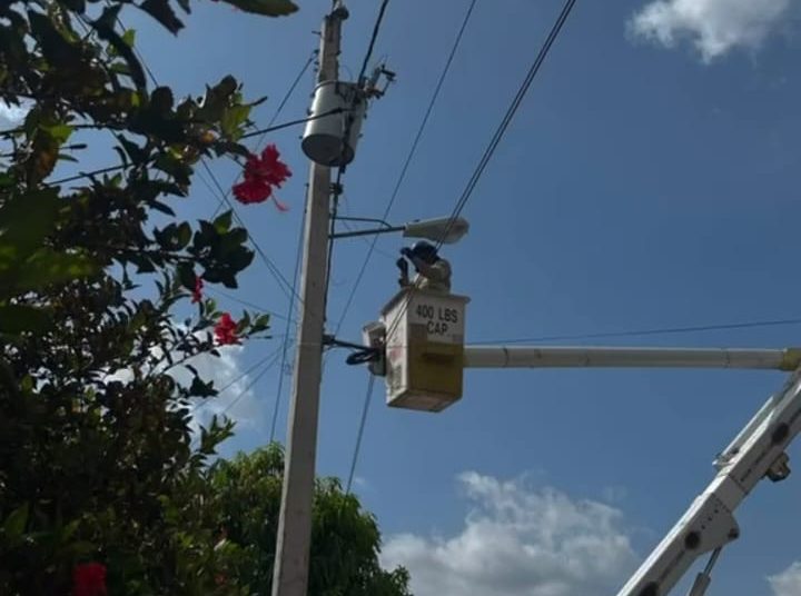Inician trabajos de alumbrado público en comunidades de Las Lagunas