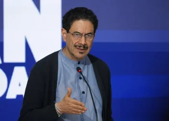 Cepeda dice que Colombia vive “severa crisis espiritual” por la desigualdad y violencia