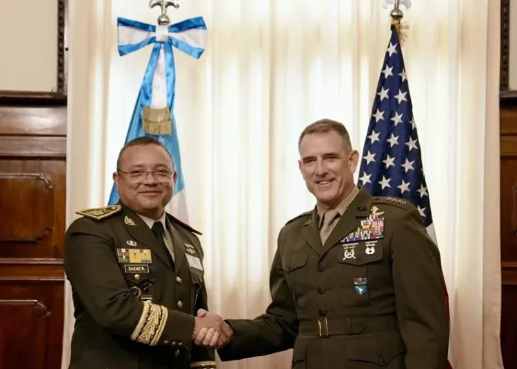 El jefe del Comando Sur de Estados Unidos viaja a Guatemala tras la polémica por los posibles ataques aéreos