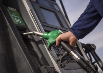 Gobierno reajusta combustibles y activa período de congelación de precios
