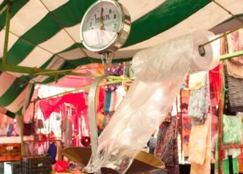 Comerciantes formales denuncian desventaja ante informales y el internet