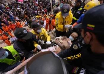 Un operativo de rescate de casi 23 horas aviva la esperanza en Venezuela tras terremoto