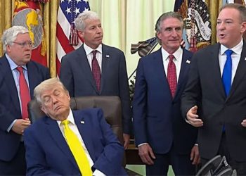 Trump se queda dormido durante un anuncio oficial en el Despacho Oval