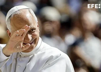 El papa recibe un balón del Mundial de manos de los embajadores de México, EEUU y Canadá