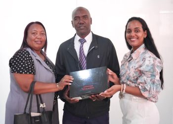 Regional 03 de Educación en Azua entrega laptop a estudiante destacado para apoyar sus estudios