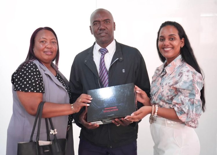 Regional 03 de Educación en Azua entrega laptop a estudiante destacado para apoyar sus estudios