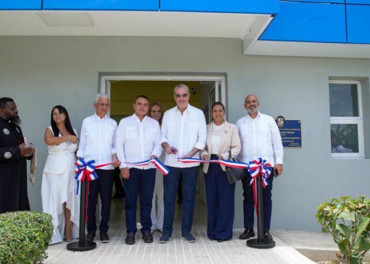 Presidente Abinader entrega remozamiento y moderna área de Emergencia del Hospital Municipal de Cevicos