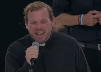 Sacerdote dominicano Carlos Cabrera canta ante miles de fieles en encuentro encabezado por el papa en Madrid