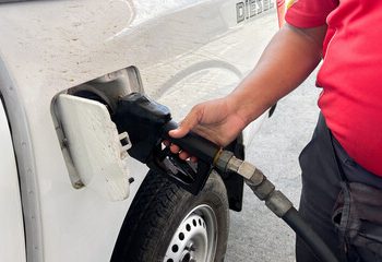 Economista estima consumidores pagarán RD$6,323 millones de más por mantener congelados precios de los combustibles