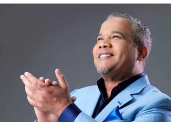 Héctor Acosta interpreta “Paz en la Tormenta” en solidaridad con Venezuela durante inauguración de  Arena Banreservas