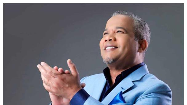 Héctor Acosta interpreta “Paz en la Tormenta” en solidaridad con Venezuela durante inauguración de Arena Banreservas