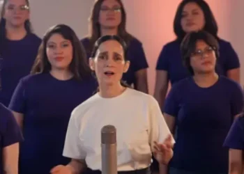 Reportan que Julieta Venegas dejaría de promocionar “La Niña Futbolista” tras controversia