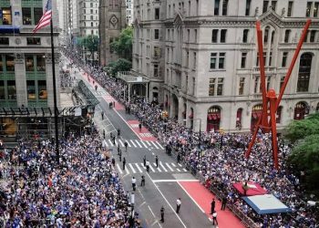 Karl-Anthony Towns encabeza la fiesta de los Knicks en histórico desfile de campeones en Nueva York