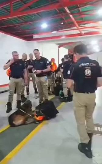 Rescatistas europeos permanecen varados en Madrid mientras esperan autorización para viajar a Venezuela