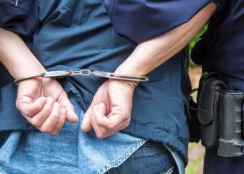 Detienen a inspector migratorio acusado de exigir RD$100 mil para facilitar viaje a España