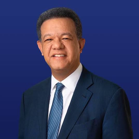 Leonel Fernández pide al Gobierno reducir los precios de los combustibles
