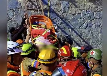 Rescatan con vida a mujer de 60 años tras permanecer 86 horas bajo los escombros en Caraballeda