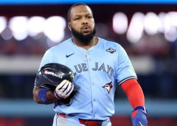 Vladimir Guerrero Jr. abandona juego por rigidez en la espalda, pero Toronto descarta gravedad