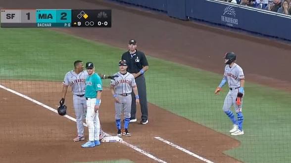 Rafael Devers protagoniza momento de tensión al resistirse a salir del juego ante Miami