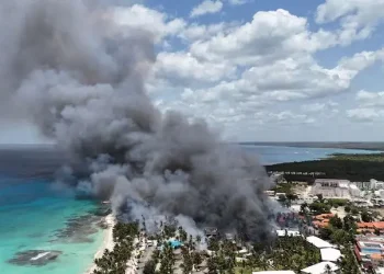 Continúan las labores para sofocar incendio en hotel Viva Wyndham Dominicus Beach