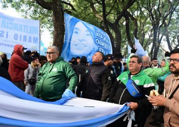 Seguidores de Cristina Fernández reclaman la libertad de su líder con un ‘banderazo’