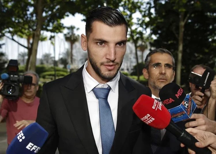 El futbolista Rafa Mir es condenado a 8 años y medio de prisión por agresión sexual y lesiones