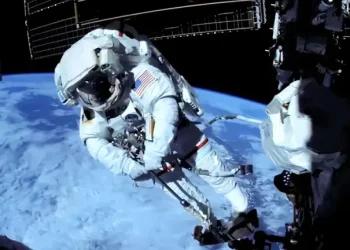 Astronautas de la NASA reparan un brazo robótico de la EEI en caminata espacial de siete horas