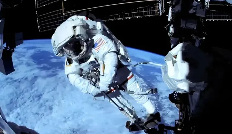 Astronautas de la NASA reparan un brazo robótico de la EEI en caminata espacial de siete horas