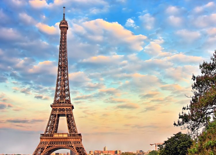 Cierran la Torre Eiffel por intensa ola de calor que afecta a Francia