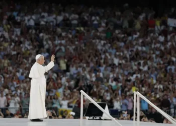El papa saludó a Bad Bunny y a su familia en el Santiago Bernabéu