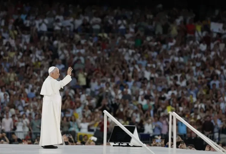 El papa saludó a Bad Bunny y a su familia en el Santiago Bernabéu