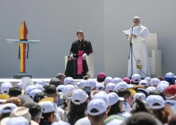 El papa concluye su viaje a España «conmovido por el gran afecto» y pide unidad