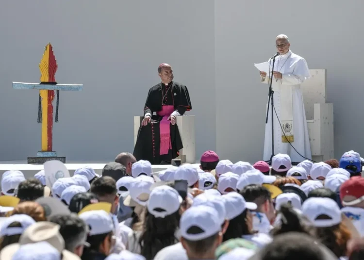 El papa concluye su viaje a España «conmovido por el gran afecto» y pide unidad