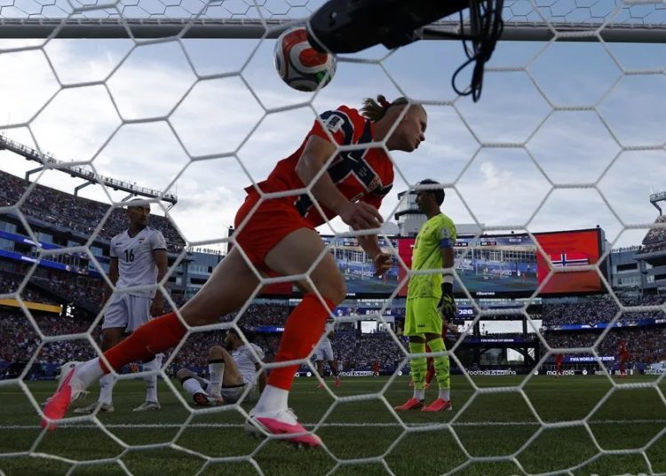 Haaland debuta con doblete en un Mundial y se une a Messi y Kane en selecto grupo de goleadores