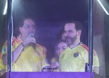 De la Espriella se presenta ante una multitud: «¡Colombia, aquí está tu presidente!»