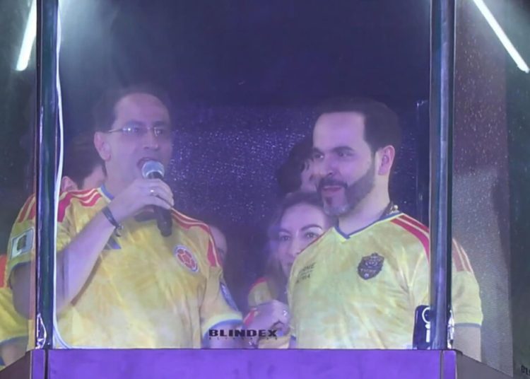 De la Espriella se presenta ante una multitud: «¡Colombia, aquí está tu presidente!»