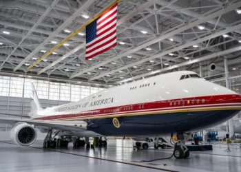 Trump desvela el nuevo Air Force One, un Boeing de lujo con los colores de la bandera