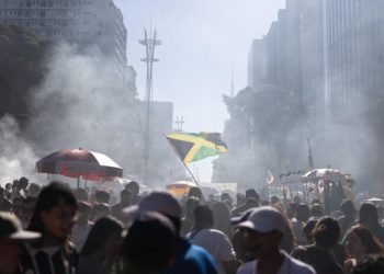 Miles de personas marchan para exigir la legalización de la marihuana en Brasil