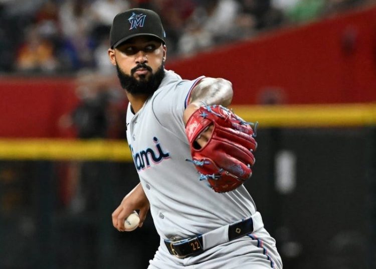 Alcántara rompe récord de los Marlins y alcanza los 1,002 ponches en su carrera con Miami