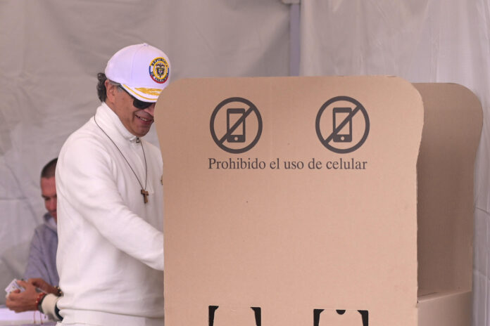Petro denuncia «muchas irregularidades» en reñida votación que gana De la Espriella