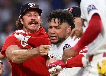 Willson Contreras protagoniza altercado tras ponche y es expulsado por segundo juego seguido