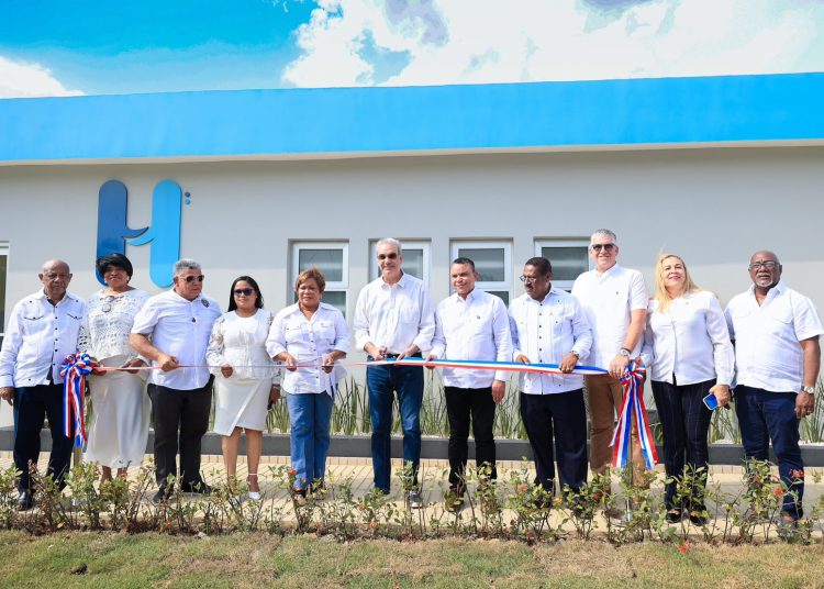 Abinader entrega Hospital Municipal Hacienda Estrella y salda deuda histórica de más de 20 años con la comunidad