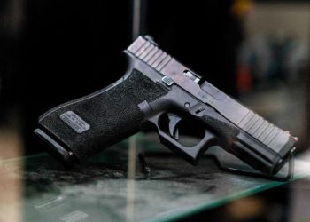 EEUU demanda ley de California que prohíbe la venta de pistolas semiautomáticas tipo Glock