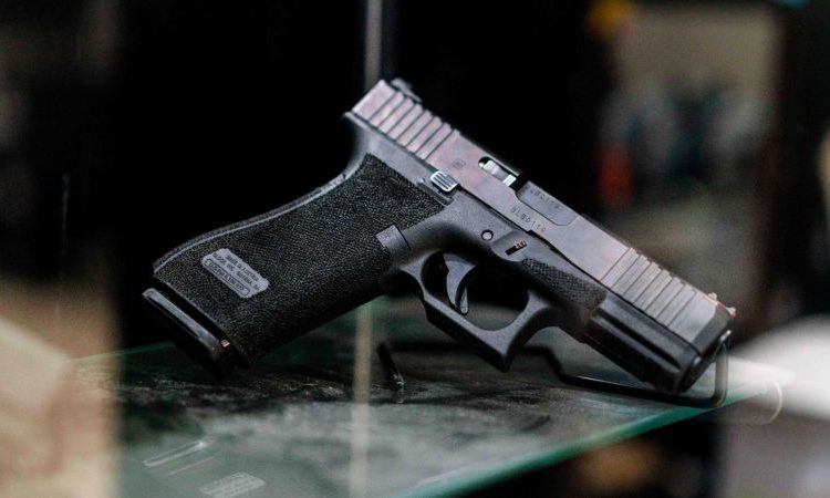 EEUU demanda ley de California que prohíbe la venta de pistolas semiautomáticas tipo Glock