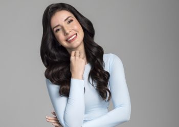 Karina Alarcón lleva “De Cerca” al formato podcast con una propuesta más íntima