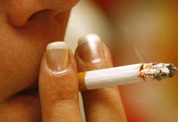 España aprueba endurecer la ley antitabaco, que prohíbe fumar en terrazas y playas